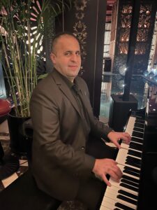 صورة رامي مصطفي وهو يعزف داخل فندق st. regis