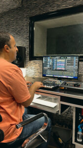 صورة رامي مصطفي اثناء استخدام برنامج Pro tools studio
